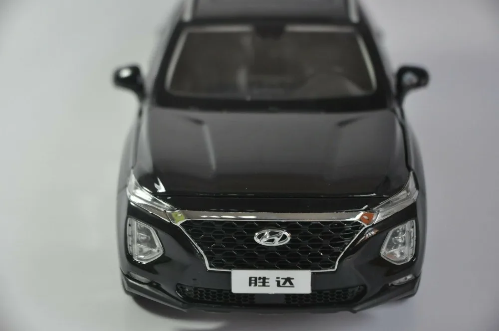 Модель литая в масштабе 1:18 для Hyundai SantaFe 2019 черный 4 го поколения большой