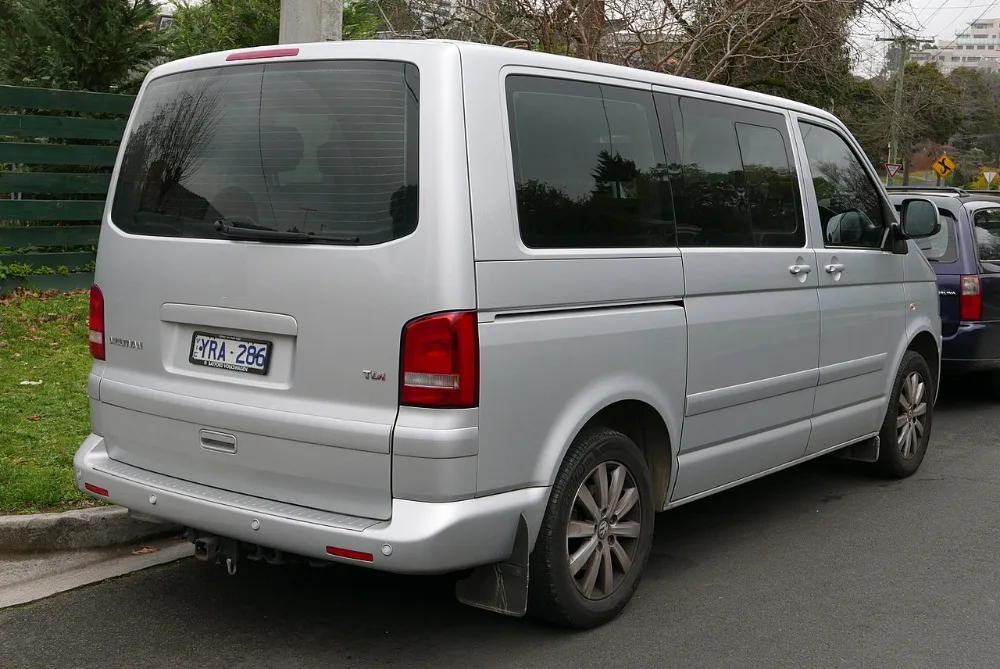 1280px-2011_Volkswagen_Multivan_(7H_MY11)_Comfortline_2.0_BiTDI_van_(2015-08-07)_02