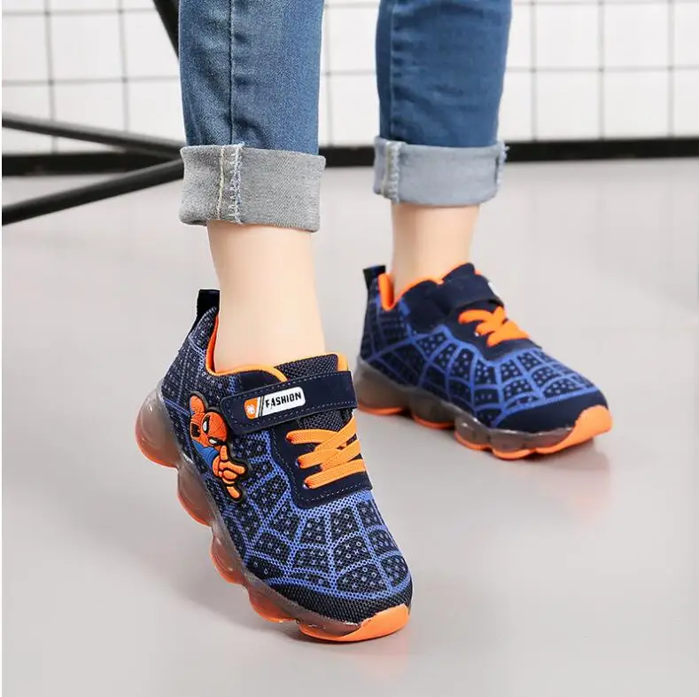Модный бренд светодиодный легкая обувь для детей; красивый комплект одежды «Человек-паук», Повседневное Детские кроссовки Детские теннисные туфли для маленьких мальчиков и девочек; женская обувь