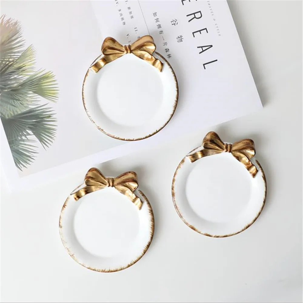 

Creative Resin Plate Lovely Retro Gold Plated Bow-knot Pattern Dessert Fruit Cake Plates Storage Trays Home Decoration 1PCS