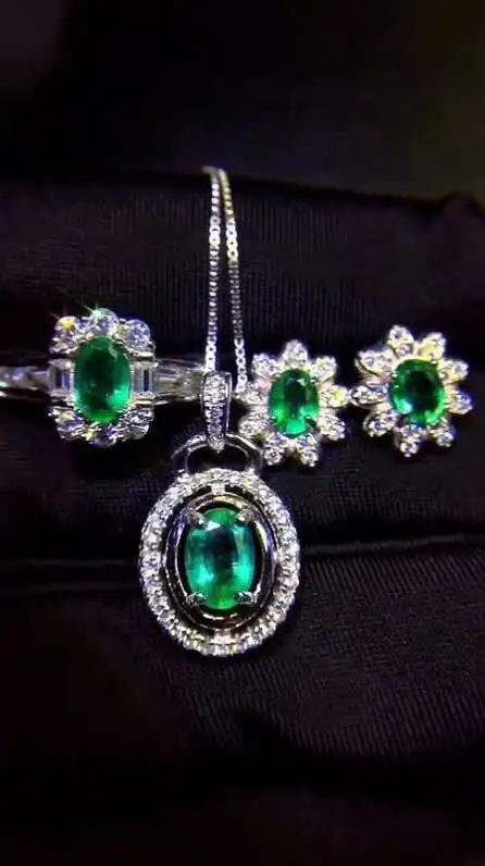 

Natural Columbia emerald suit,The main stone ring 4x6mm!Pendant 5X7mm! Ear nail 4x5mm! 925 Silver Seiko mosaic