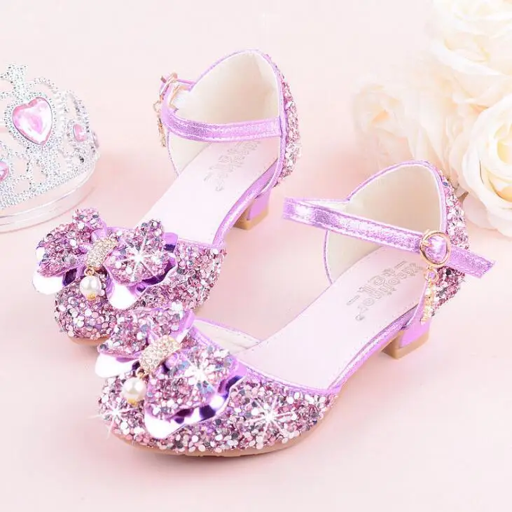 Летние детские сандалии из искусственной кожи с пряжкой на ремешке; вечерние сандалии принцессы для девочек с блестками и бабочкой на высоком каблуке
