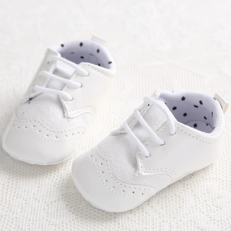 2017 красивые детские мокасины черный, белый цвет кожа для маленьких мальчиков Обувь для девочек новорожденных Обувь для малышей спортивные