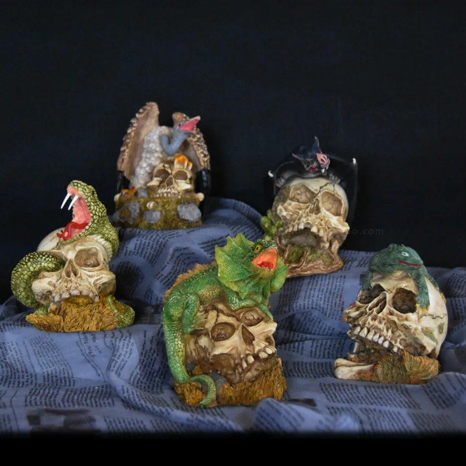 Distinto Del Pendente Del Cranio Di Halloween Animale Con Cranio Serpente Dinosauro Pipistrello Lucertola Bald Eagle Stand Sul Cranio Spaventoso Regal