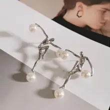 Европа и Соединенные Штаты атмосферная волна бренд абстрактные персонажи спортивные креативные сети красные жемчужные серьги сексуальные дикие