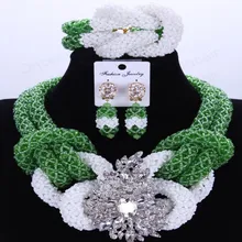 Комплект из колье и серёг с зелеными белыми африканскими