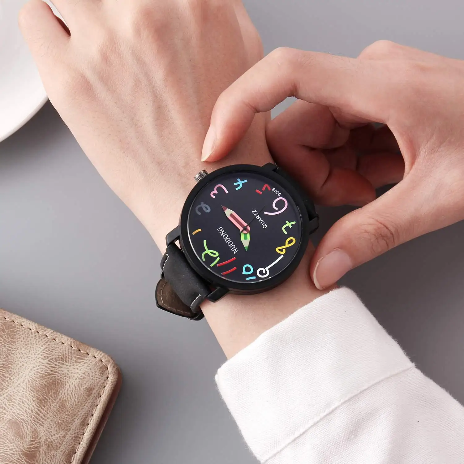 

Unisex Couple Fashion Pointer Wrist Quartz Round Watch Watch Display Shape