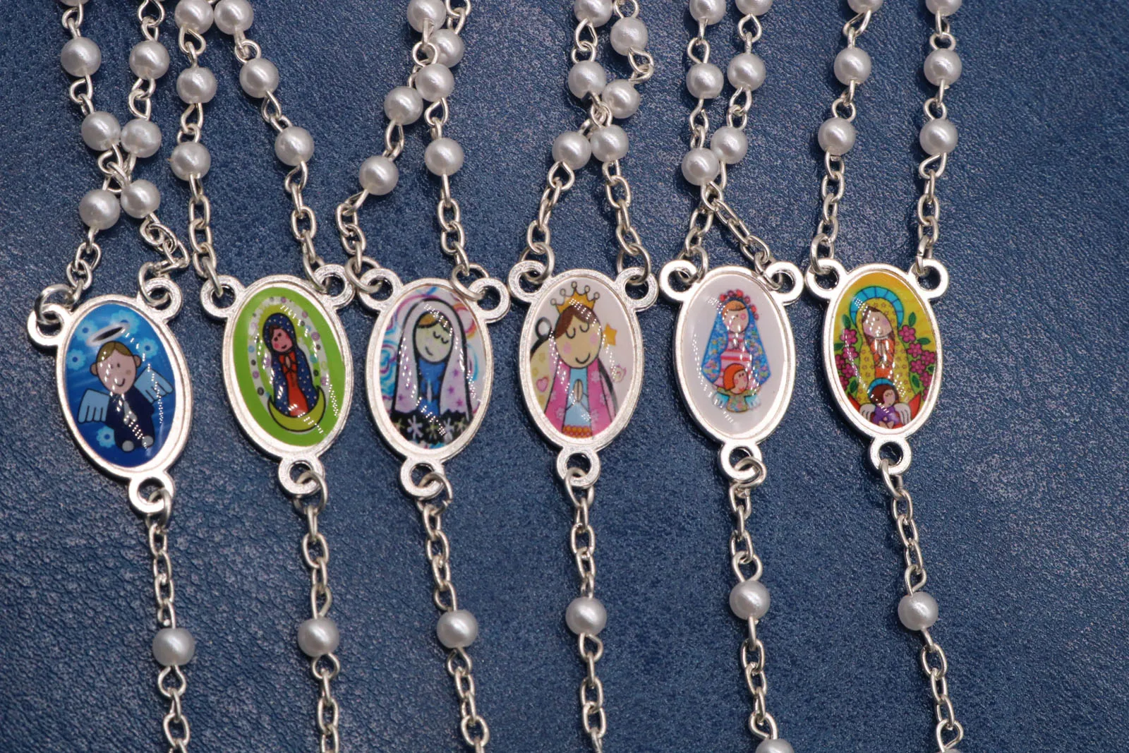 

4mm Catholic silver stainless steel white pearl necklace, pearl stainless steel cartoon angel necklace, icon random