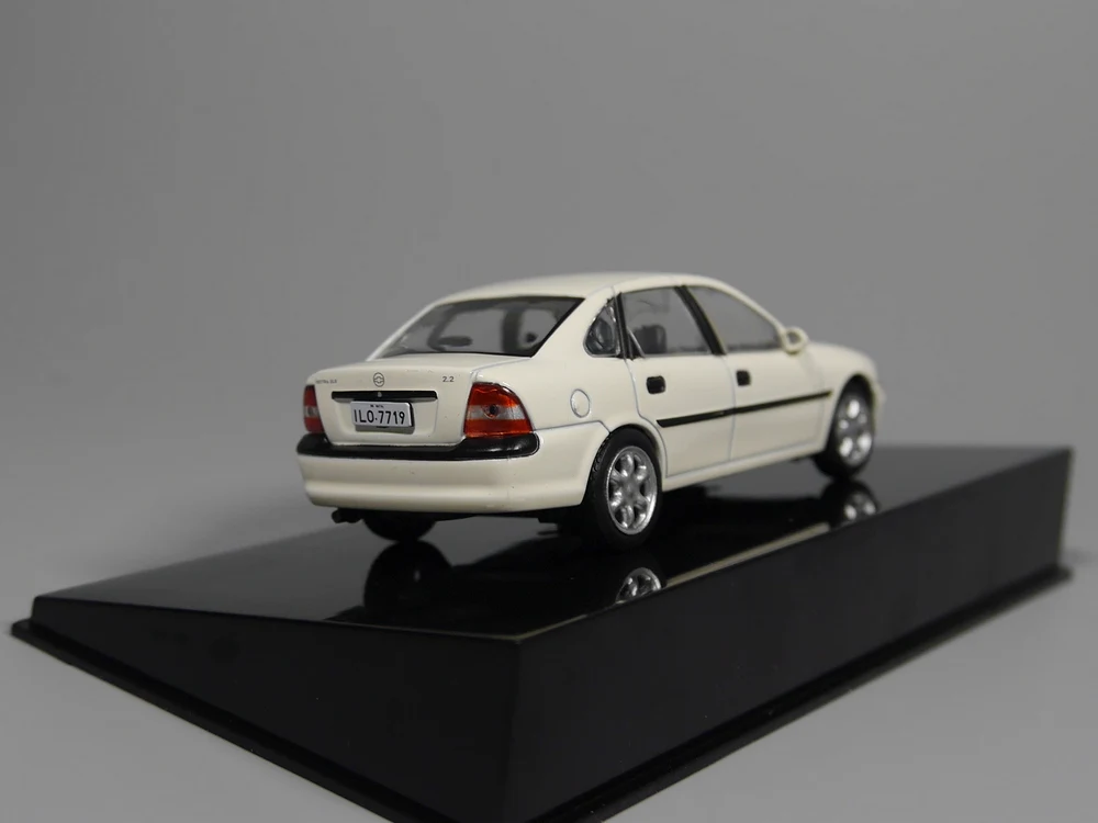 Авто ИНН-иксо 1:43 Chevrolet VECTRA GLS 2,2 1998 литая модель автомобиля