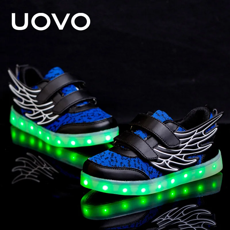 детские светящиеся кроссовки. детские красивые светящиеся ботинки для мальчиков. детские светящиеся кроссовки. кроссовки со светящейся подошвой. светящиеся кроссовки.