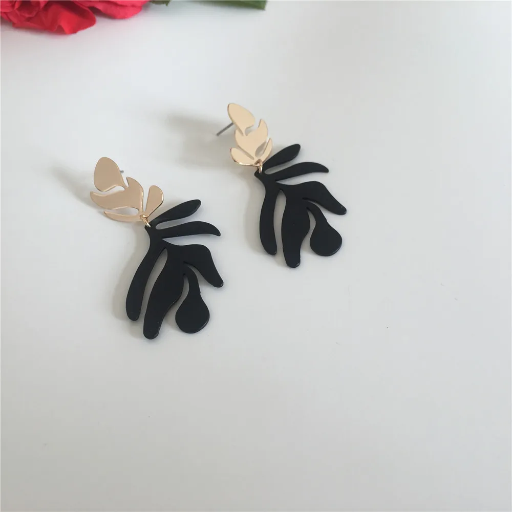

WOMEN EARRINGS CLASSIC GOLD COLOR PLATING WITH BLACK COATING MEDIUM SIZE PALM TREE DROP EARRINGS