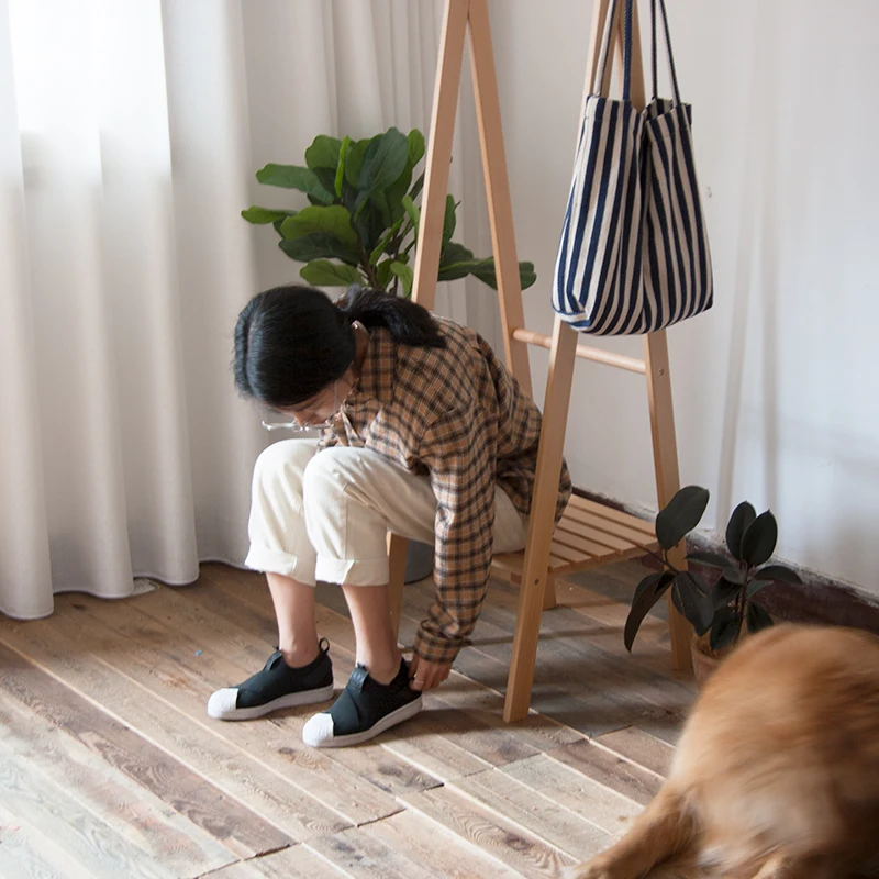 Луи моды пальто стеллажи скандинавского дерева бука посадка небольшой квартиры пространство японский стиль бревна спальня гостиная вход