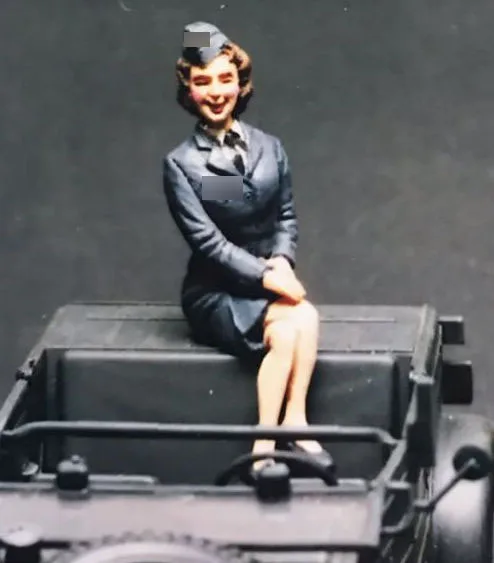 

1/35 Resin Figure German Female officer Style VI (no car) Model Kits