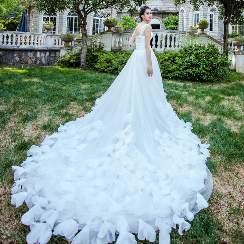

Luxury Wedding Dresses Sweetheart With Train Appliques Feather Royal Brida Robe de Marriage Wedding Gowns Elegant Plus Size