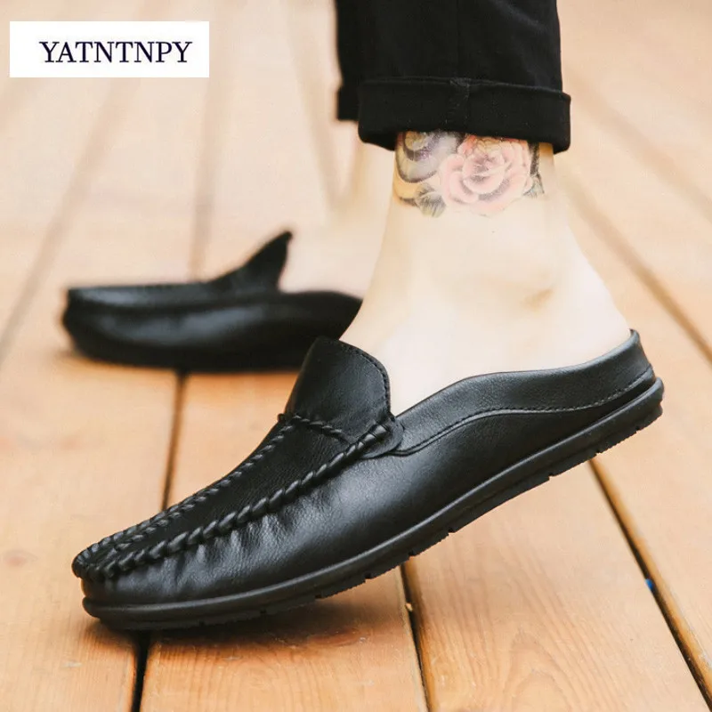 Prix YATNTNPY Marque Hommes Chaussures D été Casual chaussures plates Homme en cuir souple Chaussures slip sur demi pantoufles Hommes de conduite confortable mocassins