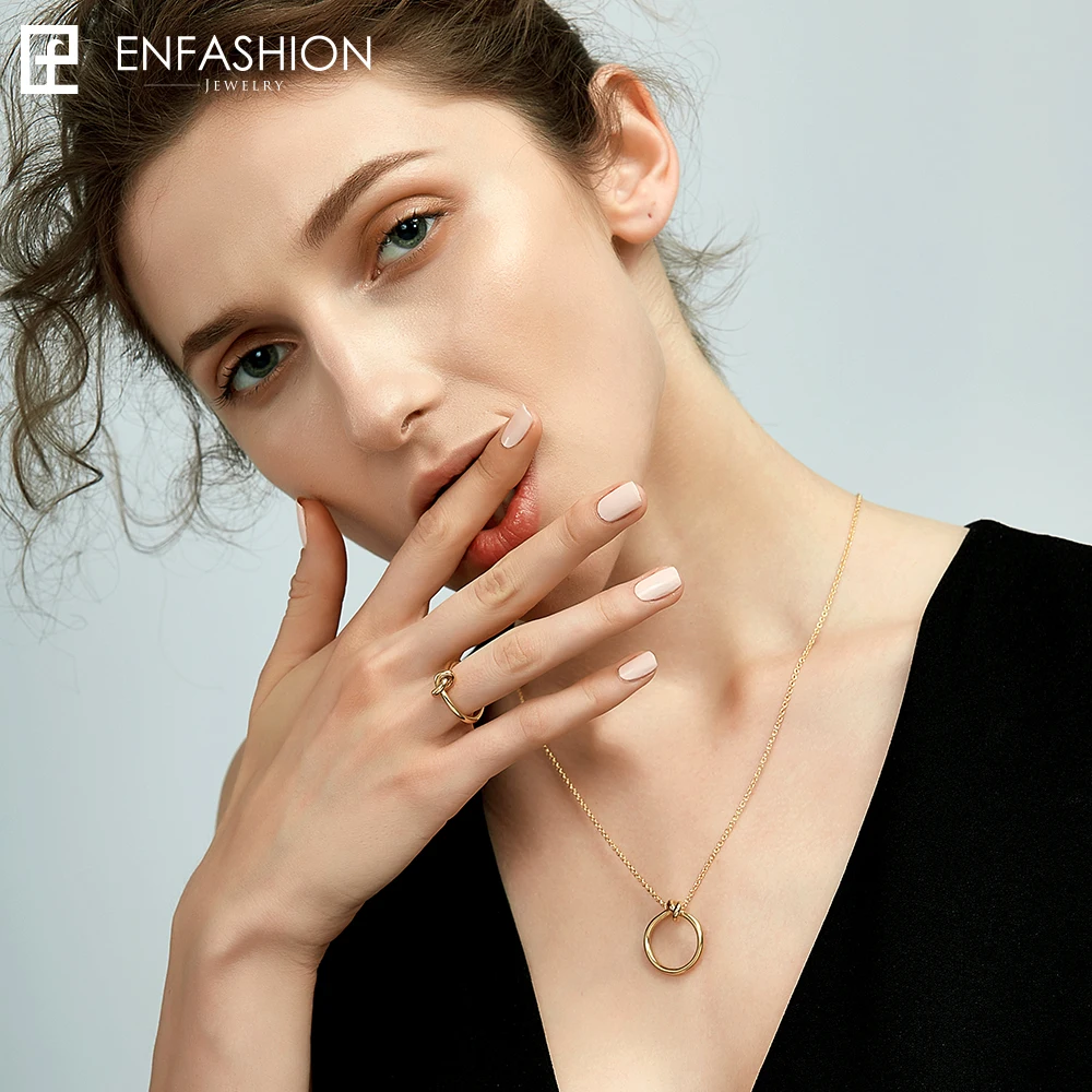 Baratos Collares colgantes de nudos clásicos enmodernos collar de gargantilla de acero inoxidable de color dorado para mujer