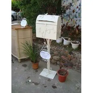 

European rural villa, wrought iron 'mailboxes Be born billboards mailbox The mailbox outside rainproof paper box
