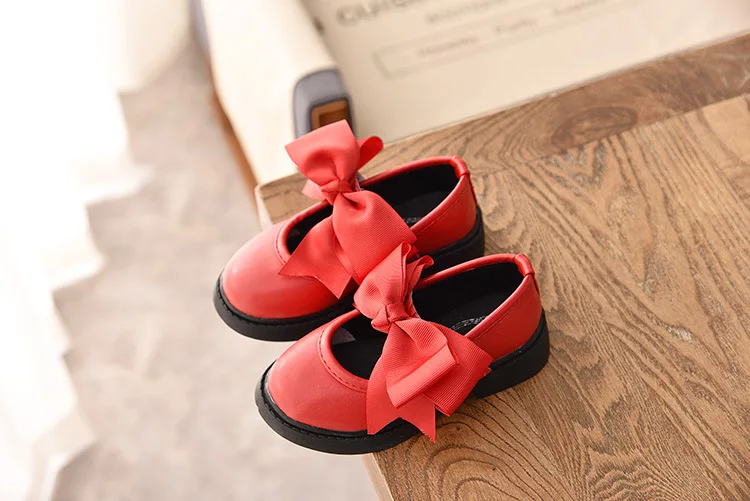 С бантом обувь на плоской подошве для девушек новые Демисезонный детская обувь для танцев для детская мода из искусственной кожи кроссовки
