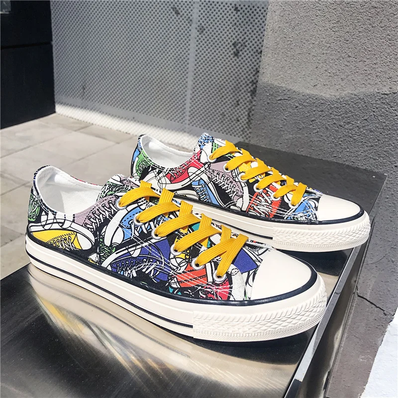 

Summer graffiti men Skateboarding shoes canvas shoes men sneakers students men vulcanize shoes hand-painted Flat male Footwear