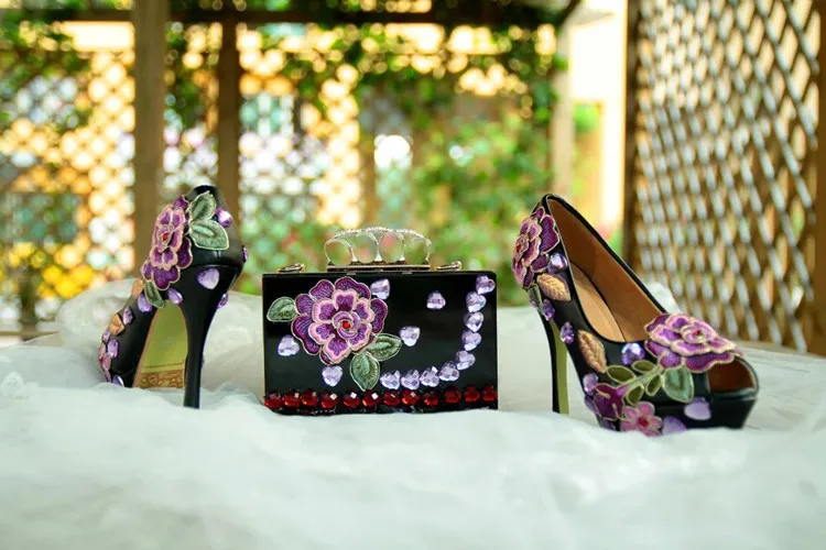 Женские свадебные туфли с открытым носком и сумочкой в комплекте; обувь для невесты из натуральной кожи с блестящими кристаллами и сумочка лавандового цвета; обувь ручной работы