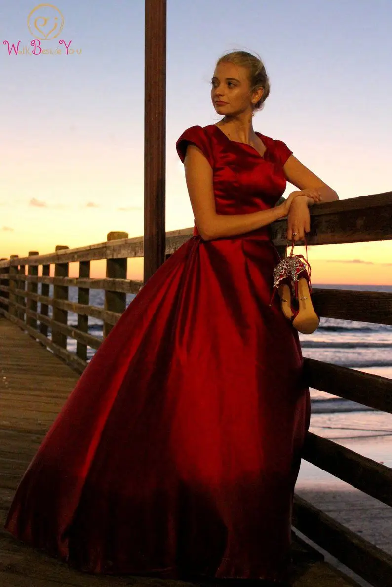 

Plus Size Red Satin Formal Evening Dresses Sweetheart Neck Elegant Short Sleeves Floor Length Simple A Line Women Party Gowns