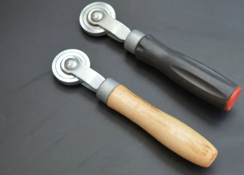 1PC wooden handle roller +1PC plastic Silicone handle Pressure Seam