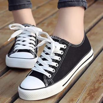 

2018 new large size black and white fashion canvas shoes Korean version of the wild casual flat shoes.