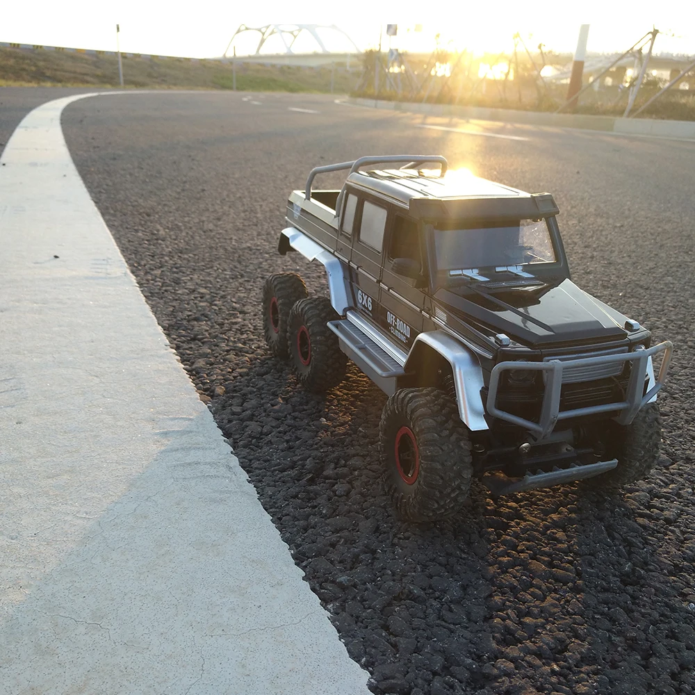 Flytec_699_110_2.4G_6WD_Climber_RC_Car_Wrangler_Design_with_LED_Light_Rock_Defender_Car_23