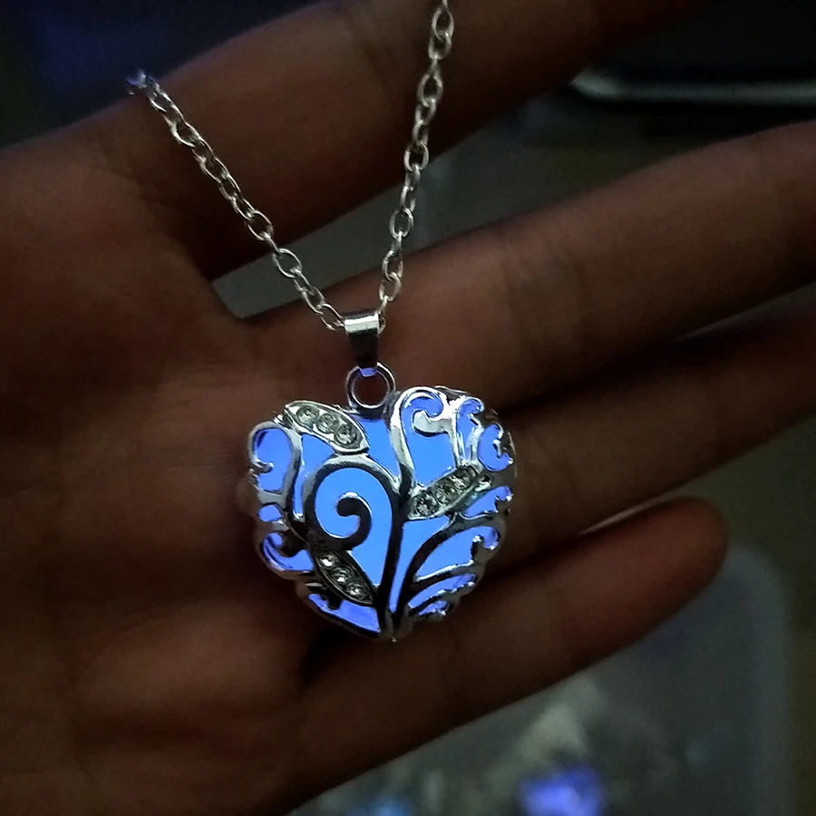 

Bohemia Luminous Stone Heart Gem Pendant Necklace Women Men Halloween Hollow Night Light Necklace Glow in the Dark Jewelry Gifts