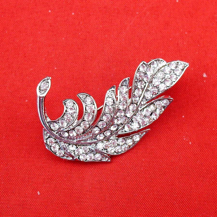 

Leaf Design Graceful Cheap Small Fashion Women Fantastic Feather Shape Elegant Wedding Brooch Pin Hot Sale Item No.: BH7147-S