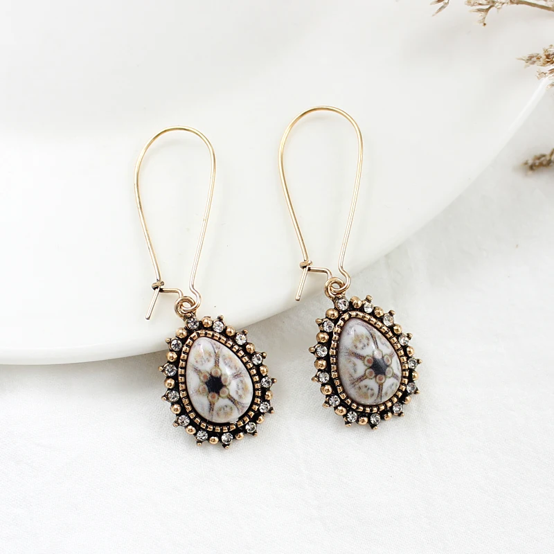 

Gold inlaid crystal stone European style pattern drop-shaped pendant earrings Vintage fashion glamour female earrings
