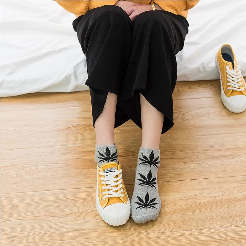 Модные удобные хлопковые носки высокого качества; 1 пара; повседневные длинные носки с листьями кленового листа; сезон осень-зима