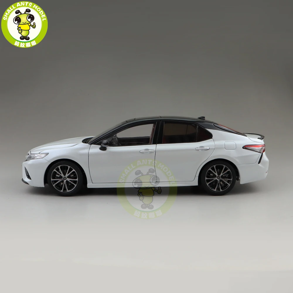 Новинка 1/18, Спортивная модель автомобиля Camry 8-го поколения, игрушки для детей, коллекция подарков, белый с черным верхом