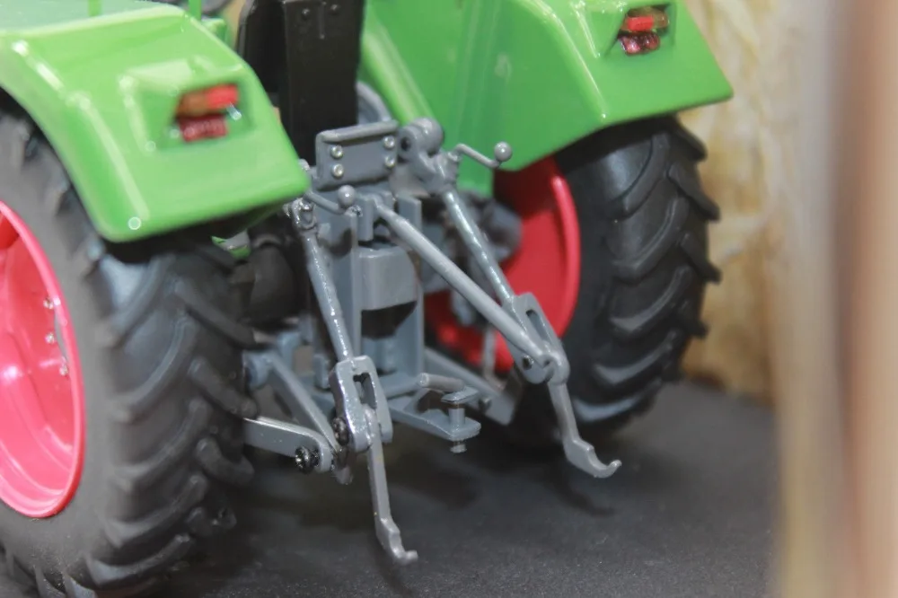 Uh-5276 1:32 Fendt Farmer 105S турбоматик 2 WD игрушка