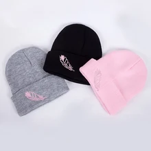 Лидер продаж, теплая зимняя новинка, женская вязаная шапка, бини, высокое качество, вязаная шапочка, 1 шт., зимние шапки с вышивкой из перьев для девочек