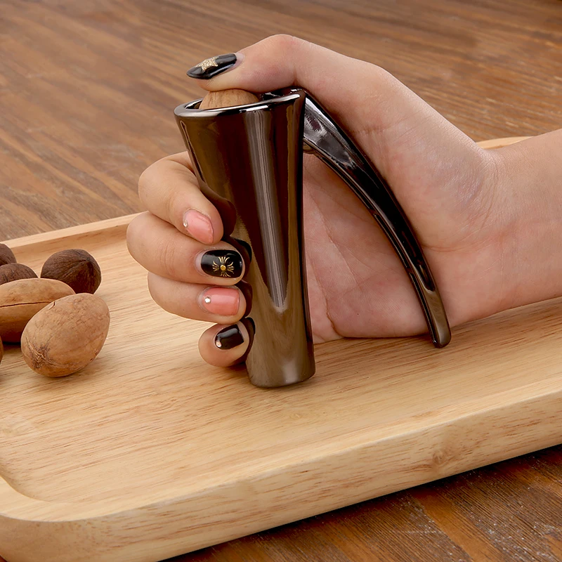 

2018 Brand hot selling choanoid zinc alloy nut cracker multifunctional big walnut hazelnut almond opener tool 2 size for choice