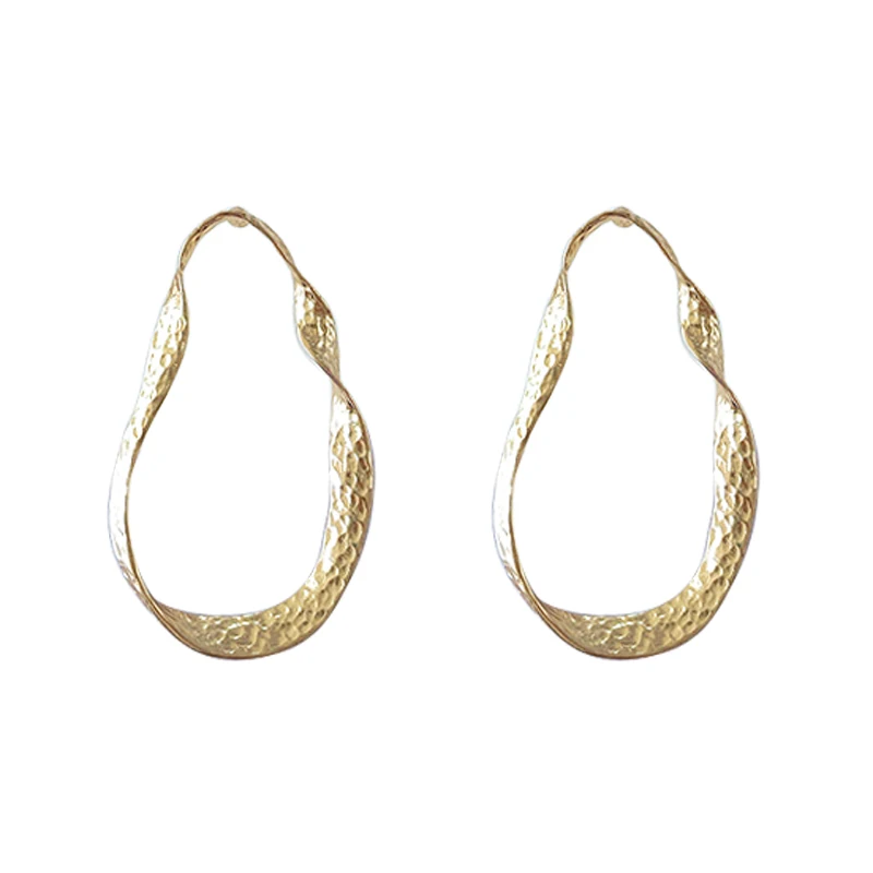 

Simple and stylish atmosphere fan in Europe golden earrings young girl must have super nice value