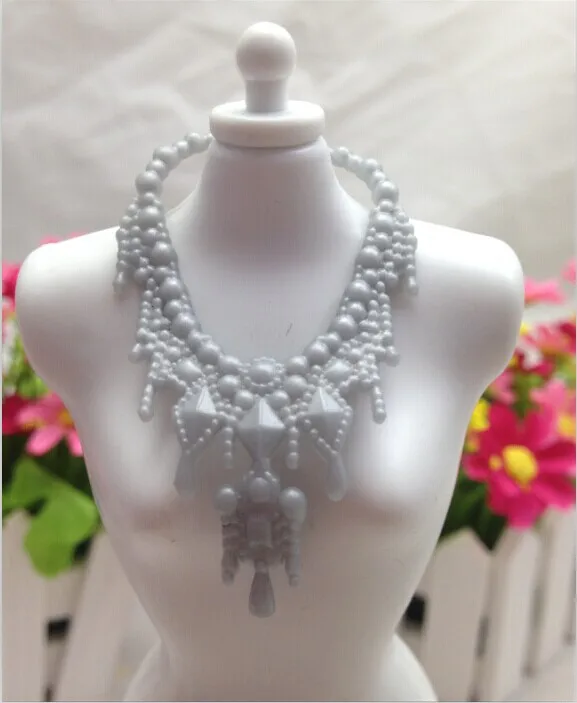AILAIKI 100Pcs/lot Factory Wholesale Toy Doll Accessories Noble Silver Grey Necklace Toy Plastic