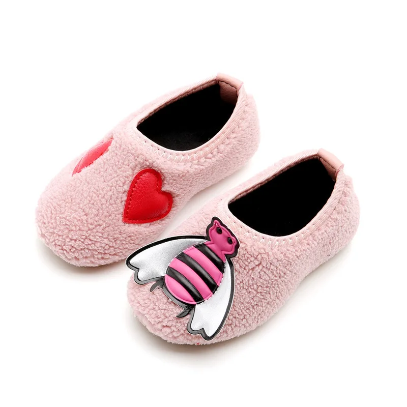 Домашние тапочки для девочек; Милая Повседневная хлопковая обувь; модные мягкие тапочки; зимняя детская обувь для малышей 1-6 лет - Цвет: Розовый