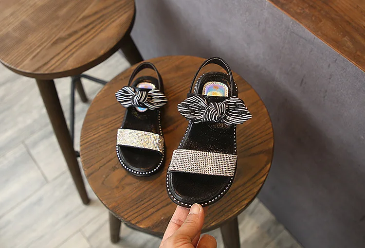 Новые летние сандалии для девочек; детская обувь для студентов с мягкой подошвой и блестками; модная детская принцесса обувь лук; обувь