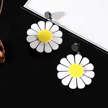

2018 new temperament personality simple wild fashion cute flowers white earrings