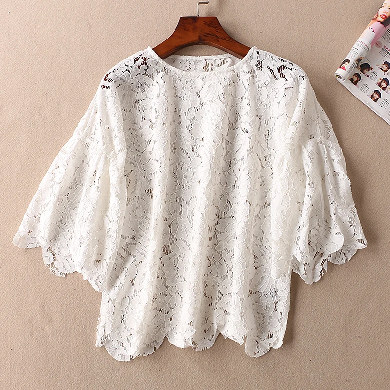 Baratos Blusas de verano recortadas de lunares para mujeres 2018 ropa de Oficina Coreana fuera del cinturón blanco más el tamaño Sexy Sling cuello pico Tops de satén