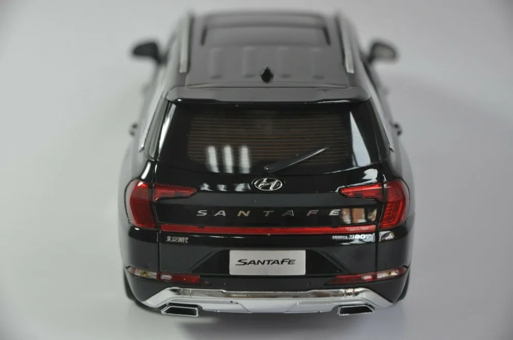 Модель литая в масштабе 1:18 для Hyundai SantaFe 2019 черный 4 го поколения большой