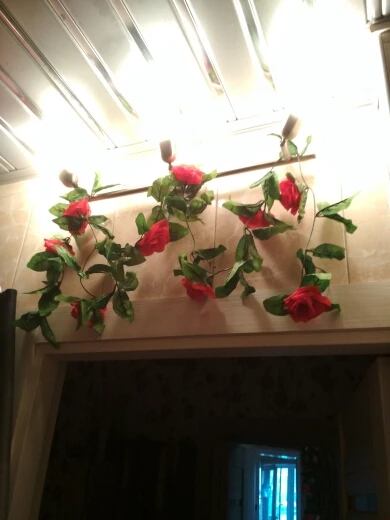 2,45 м/лот искусственные розы из шелка искусственные цветы плюща лоза подвесная Гирлянда Декор с зелеными листьями для дома Свадебные украшения