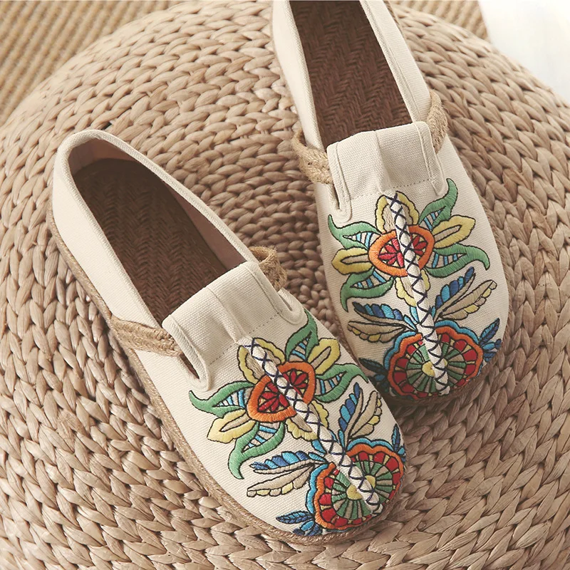 

2019 spring new ethnic style flat shoes women comfortable embroidery casual shoes.
