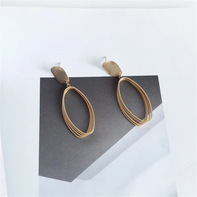 Stud earrings Преувеличенные матовые золотые серьги выдалбливают в Европе и скрученные металлические простые серьги - Окраска металла: Stud earrings