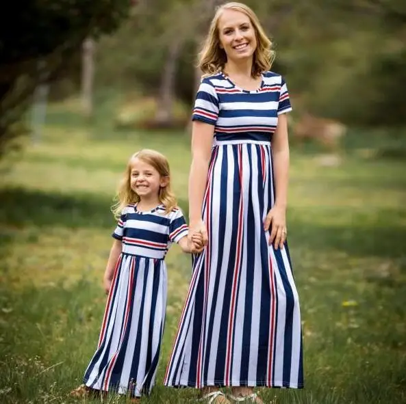 Платье для всей семьи летнее модное платье в полоску длинные платья для мамы и дочки одежда для родителей и детей одинаковые комплекты для семьи