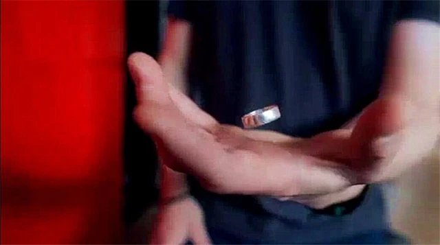 Magic Floating Ring Magic Tricks Play Ball Pen Floating Effect of Invisible Suit Powerful  Props magic flying Trick 2