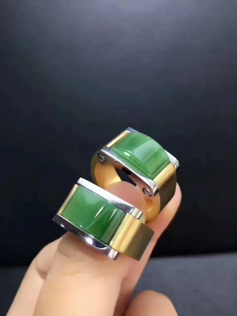 

Natural yu male steel ring, domineering, material color is very positive,/