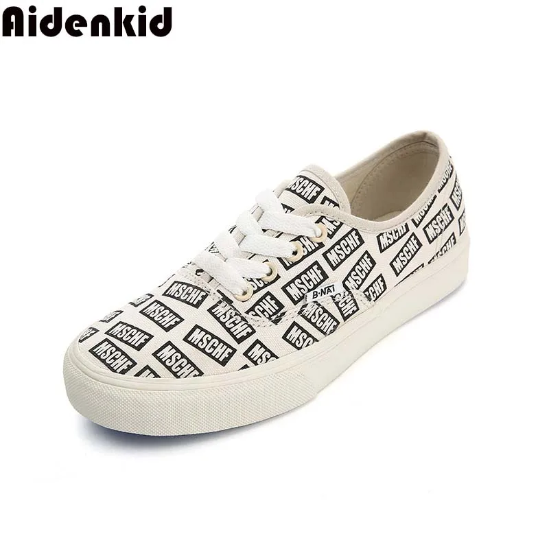 

2019 spring new canvas shoes female Korean version of the wild student casual board shoes trend with letters women's shoes